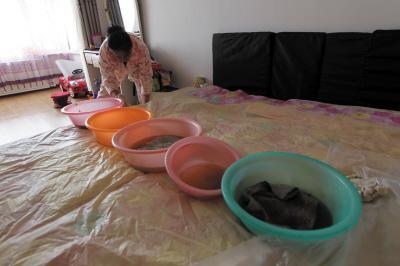 荥阳楼上漏水，住户失联，小区没物管，业主维权难！律师来支招……